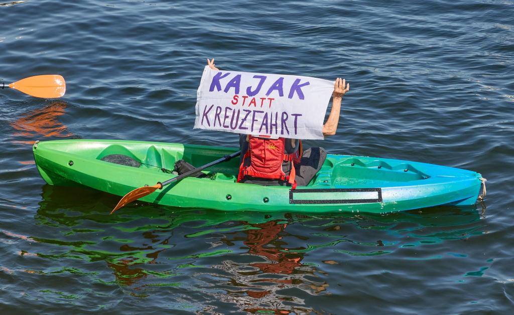 Kritik an Kreuzfahrten wegen ihrer Klimabilanz wird immer wieder laut. (Archivbild) - Foto: Georg Wendt/dpa