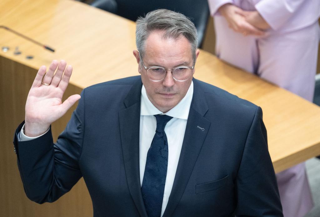 Alexander Schweitzer wird als Ministerpräsident von Rheinland-Pfalz vereidigt. - Foto: Boris Roessler/dpa
