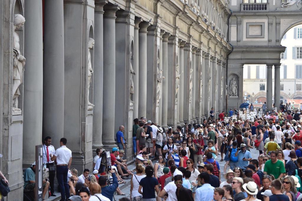Touristen über Touristen. Florenz will Kurzzeit-Vermietungen im historischen Zentrum verbieten. (Foto: Archiv) - Foto: picture alliance / Maurizio Degl'innocenti/ANSA/AP/dpa