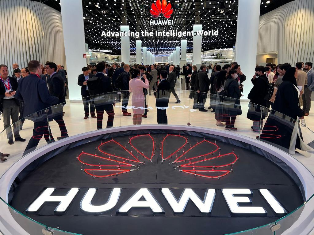 Das Logo des chinesischen Technologiekonzerns Huawei ist am Eingang seines Messestandes beim Mobile World Congress (MWC) zu sehen. (Foto-Archiv) - Foto: Wolf von Dewitz/dpa