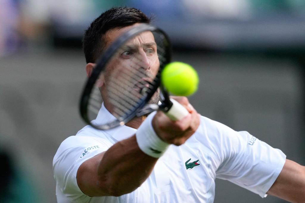 Novak Djokovic hat in Wimbledon kampflos das Halbfinale erreicht. - Foto: Kirsty Wigglesworth/AP/dpa