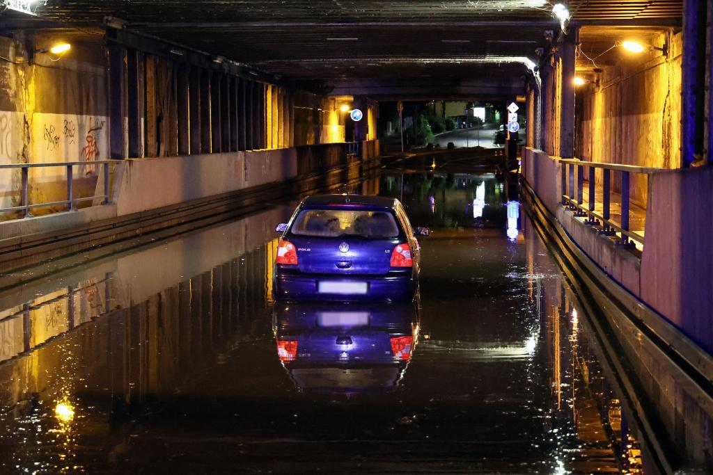 Starker Regen hat am Abend in Aschaffenburg zu einigen überlaufenen Kellern und Straßen geführt. - Foto: Ralf Hettler/dpa