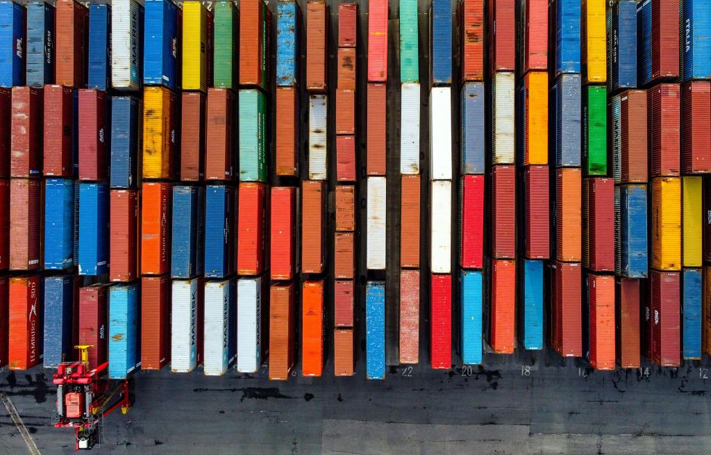 Container im Hafen von Liverpool: Die britische Wirtschaft befindet sich derzeit auf Wachstumskurs. (Symbolbild) - Foto: Peter Byrne/PA Wire/dpa
