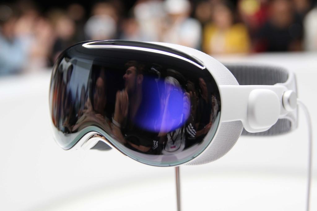 Der Digitalverband Bitkom erwartet, dass die Computerbrille Apple Vision Pro die Nutzung des Metaverse in Unternehmen vorantreibt (Archivbild). - Foto: Christoph Dernbach/dpa