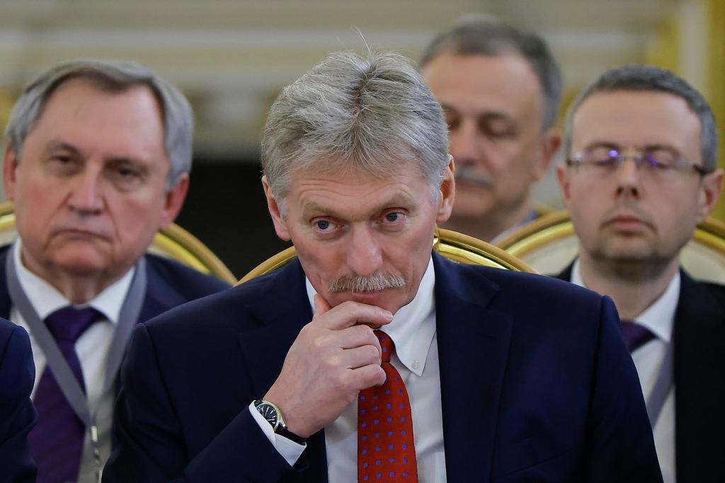 Kremlsprecher Dmitri Peskow nennt die Nato-Beschlüsse bedrohlich für Russland und will reagieren. (Archivbild) - Foto: Evgenia Novozhenina/AP/dpa