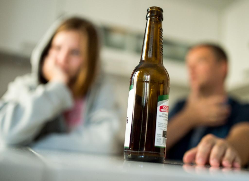 Gesundheitspolitiker warnen vor frühzeitigem Alkoholkonsum. (Symbolfoto) - Foto: Alexander Heinl/dpa/dpa-tmn