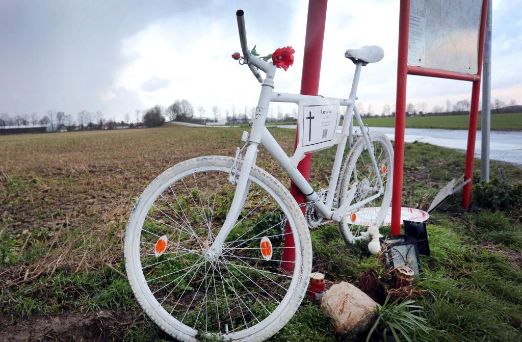 Ein weiß gestrichenes Rad am Straßenrad erinnert an im Verkehr getötete Radfahrer (Foto Archiv). - Foto: Ralf Roeger/dpa