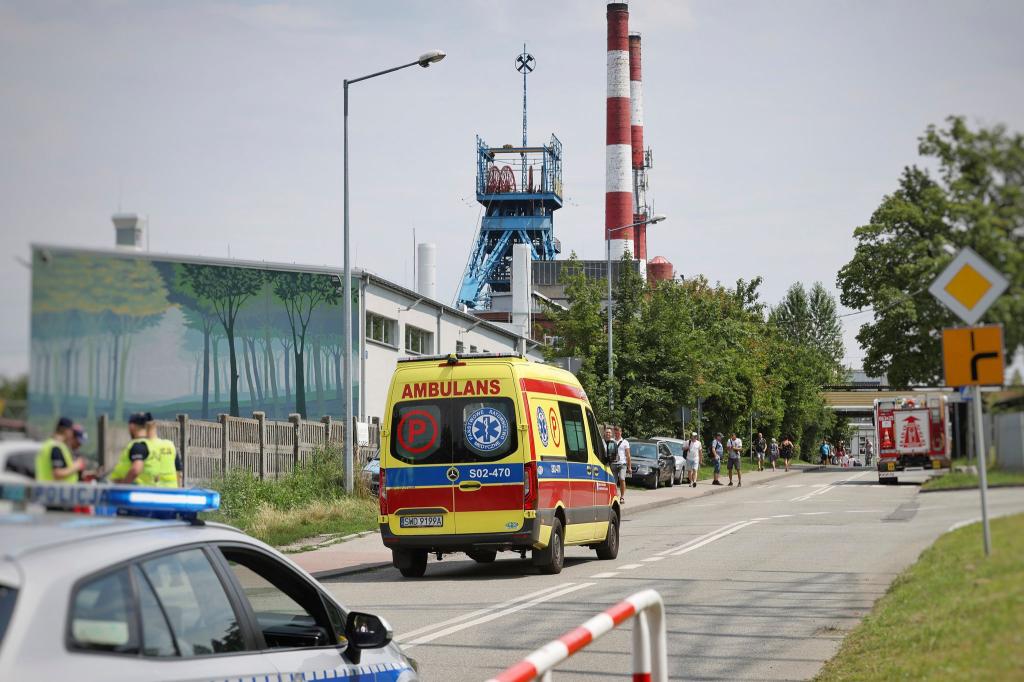Ein Krankenwagen fährt in das Kohlebergwerk Rydultowy, wo bei einem Grubenunglück ein Bergmann getötet und mindestens 17 weitere verletzt wurden. - Foto: Katarzyna Zaremba-Majcher/AP/dpa