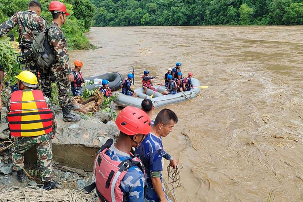 Rettungskräfte suchen nach möglichen Überlebenden des Busunglücks. - Foto: Uncredited/Nepal Armed Police force/AP/dpa