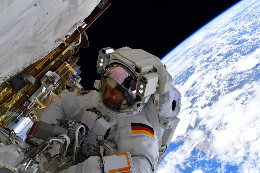 Bei längeren Außeneinsätzen landet bei Astronauten mal was in der Windel. (Archivbild) - Foto: -/NASA/ESA/dpa