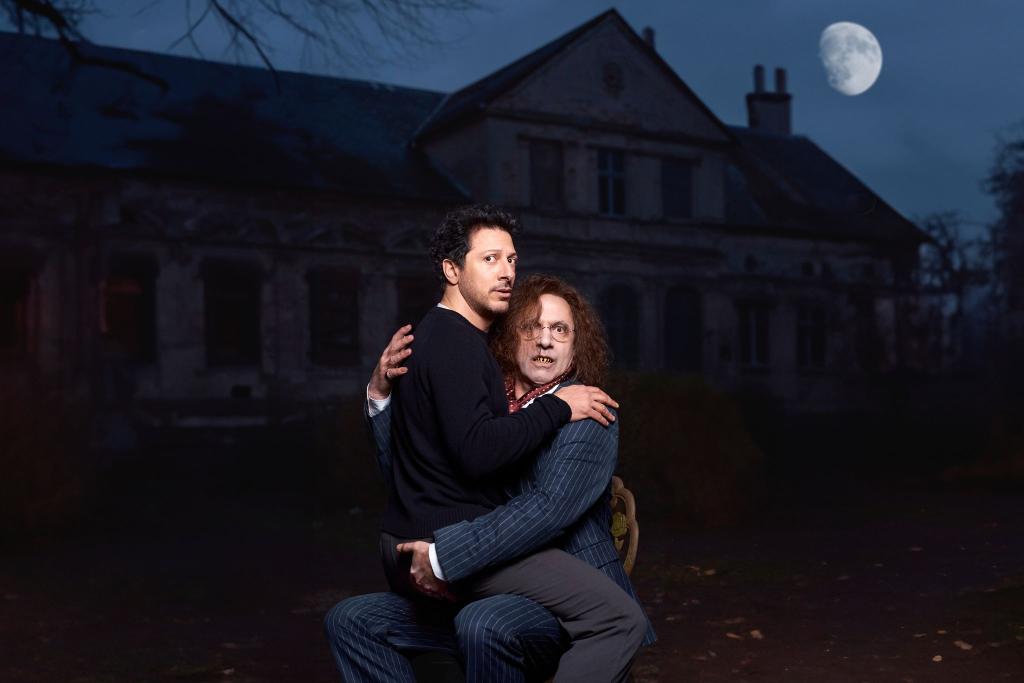 Rocko Schamoni als Vampir - Foto: Christoph Köstlin/SevenOne/dpa