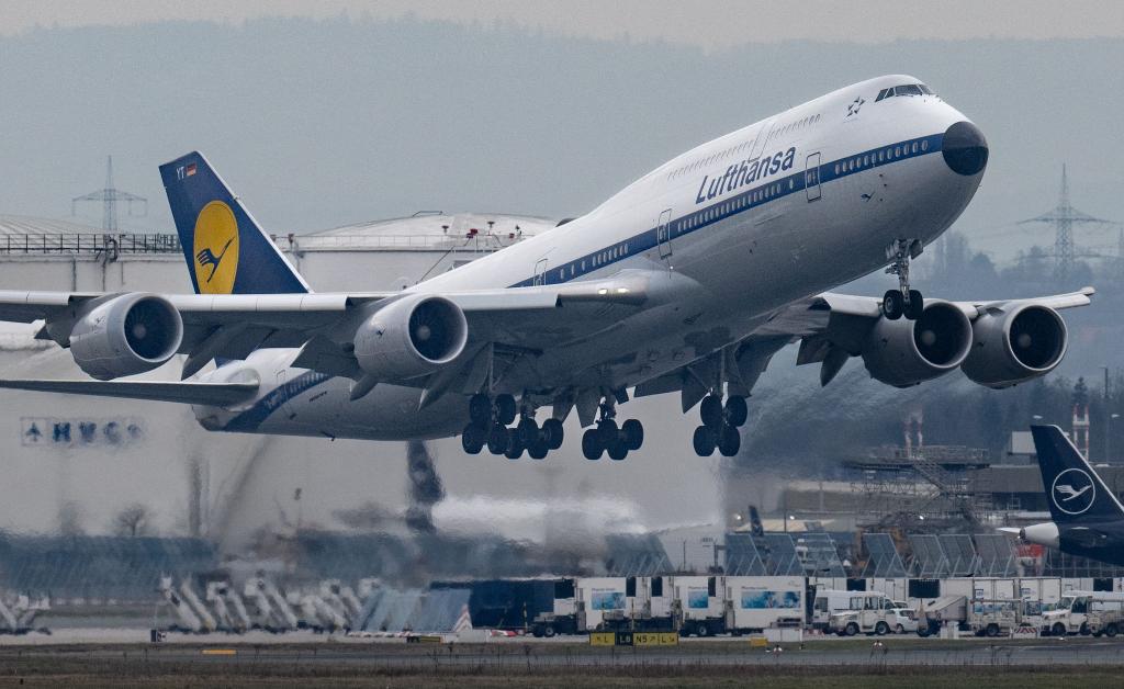 Lufthansa kappt die Gewinnerwartungen. (Archivbild) - Foto: Boris Roessler/dpa