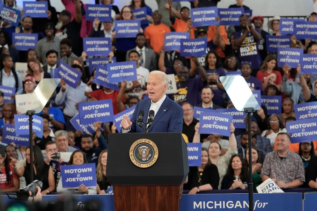 US-Präsident Joe BIden hat sich bei einem Wahlkampfauftritt in Detroit weiterhin keine Selbstzweifel anmerken lassen. - Foto: Carlos Osorio/AP/dpa
