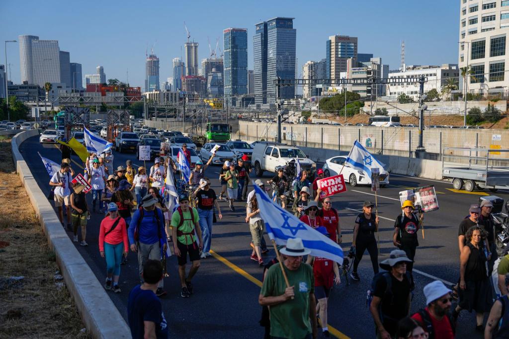 Angehörige und Sympathisanten der Geiseln auf einem viertägigen Fußmarsch von Tel Aviv zur Residenz Netanjahus in Jerusalem. (Archivbild) - Foto: Ohad Zwigenberg/AP/dpa
