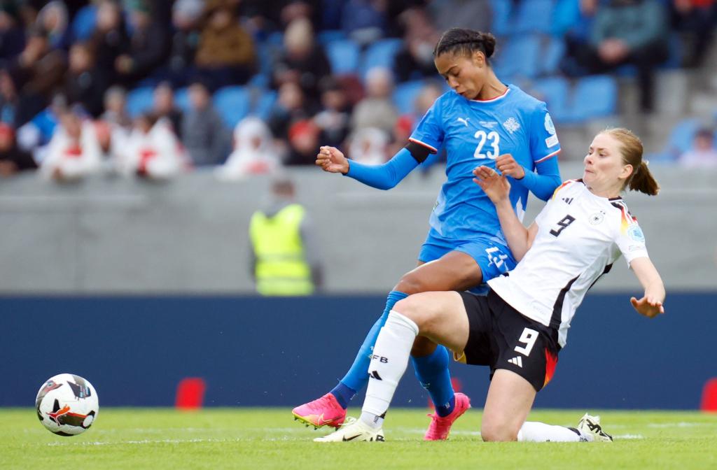 Die deutschen Fußballerinnen um Sjoeke Nüsken (r) unterlagen in Island. - Foto: Brynjar Gunnarsson/dpa