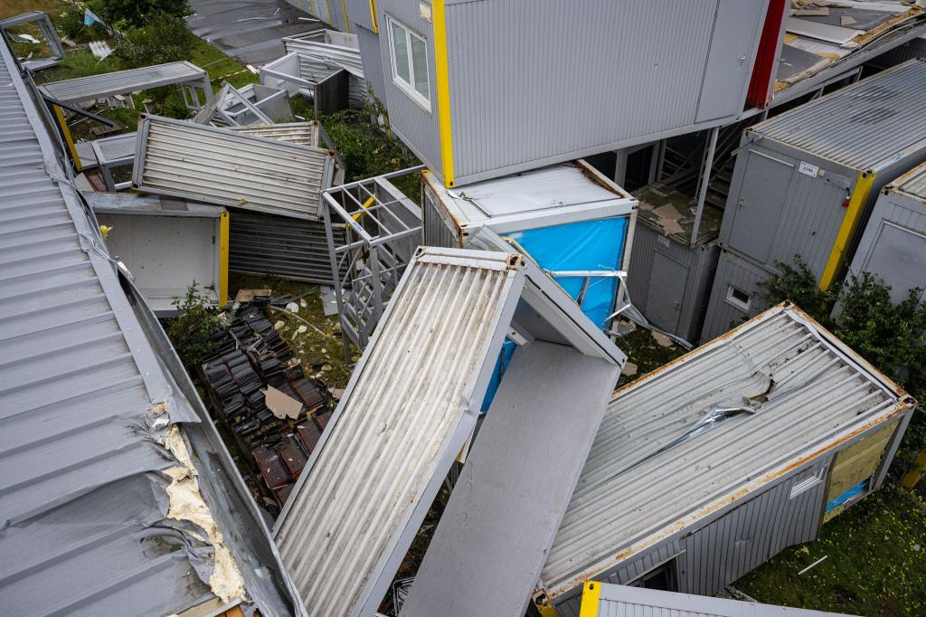Das Unwetter hatte in einem Gewerbegebiet starke Schäden angerichtet. - Foto: Guido Kirchner/dpa