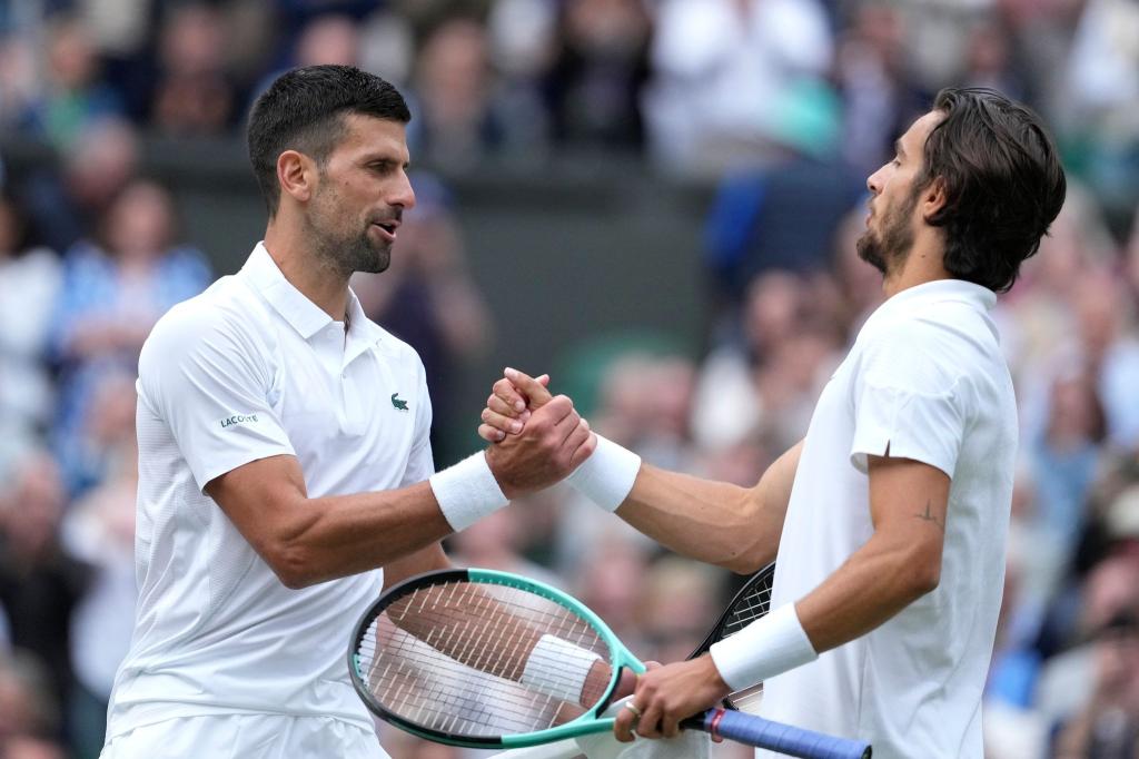 Novak Djokovic (l) steht nur wenige Woche nach einer Knie-Operation im Wimbledon-Finale. - Foto: Mosa'ab Elshamy/AP
