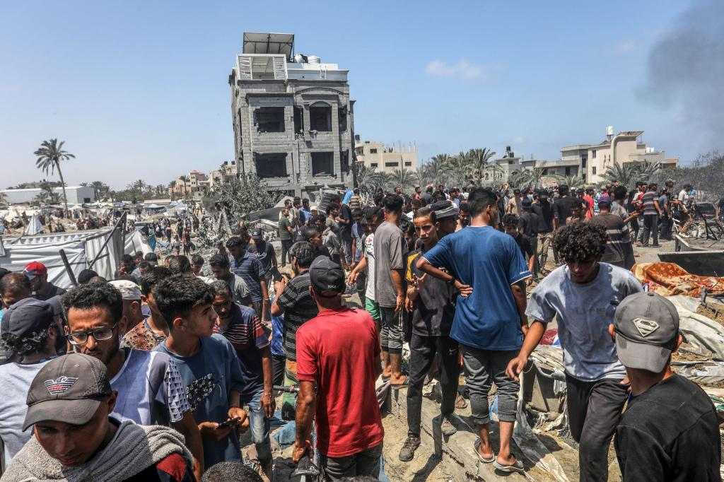 Palästinensischen Angaben zufolge wurden bei israelischen Angriffen in Al-Mawasi Dutzende Menschen getötet und Dutzende verletzt. - Foto: Abed Rahim Khatib/dpa