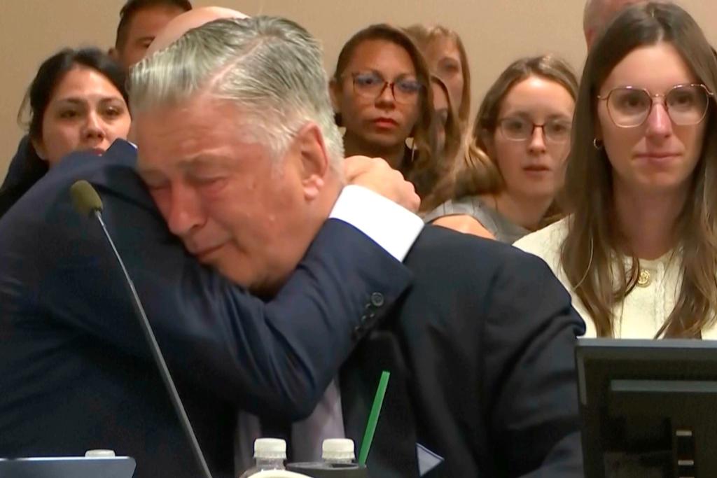 Alec Baldwin weint Tränen der Erleichterung. - Foto: -/Pool Video via AP/dpa