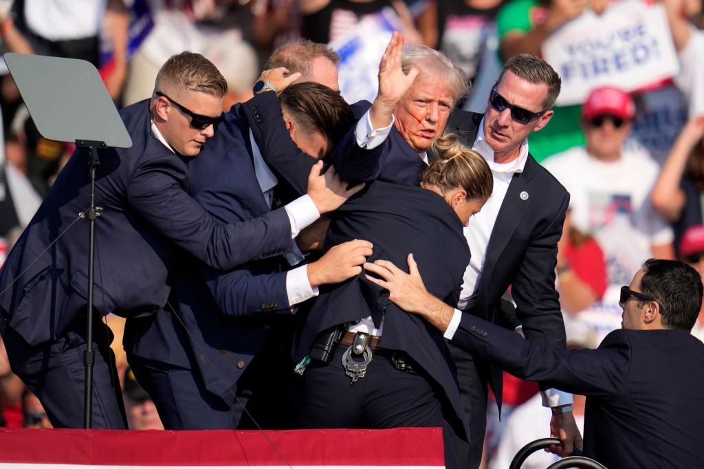 Trump wird verletzt von der Bühne geleitet. - Foto: Gene J. Puskar/AP/dpa