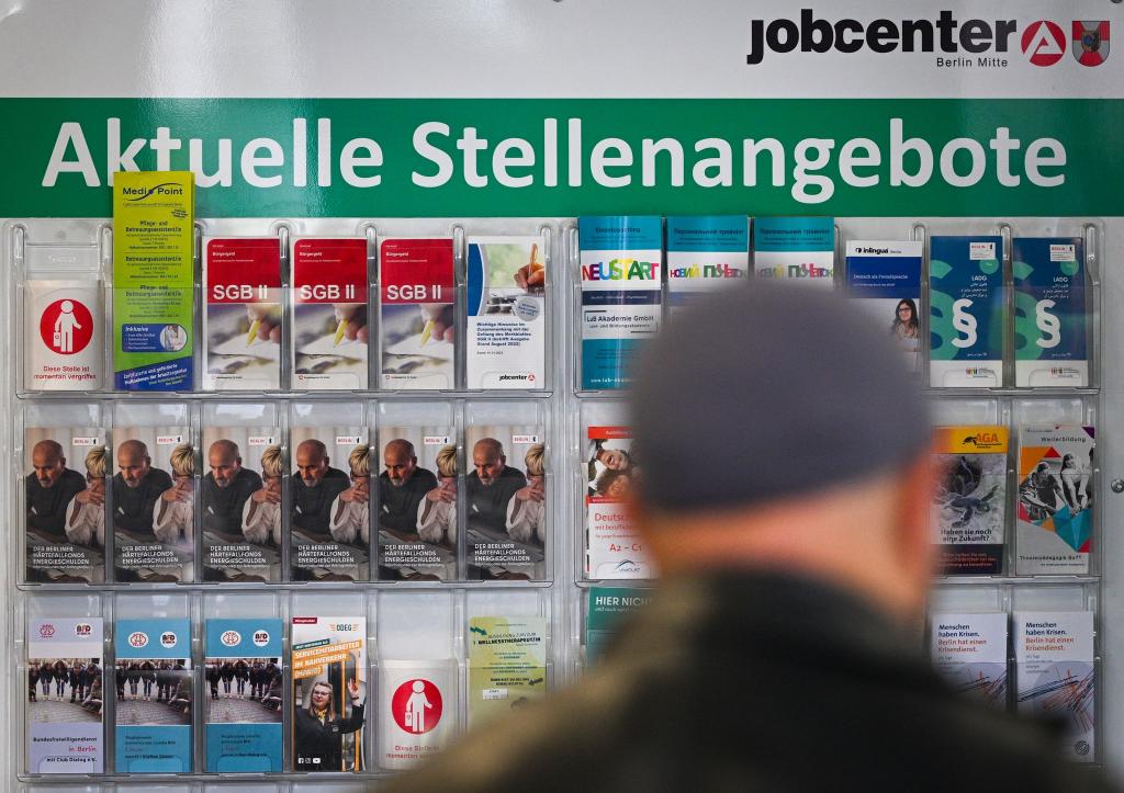 Fachkräfte dringend gesucht - aber für Asylbewerber bleibt es schwierig, auf dem Arbeitsmarkt Fuß zu fassen. - Foto: Jens Kalaene/dpa