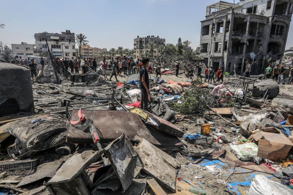 Zerstörungen in Chan Junis nach dem Luftangriff, bei dem Israel den Hamas-Brigadechef Rafa Salama tötete. - Foto: Abed Rahim Khatib/dpa
