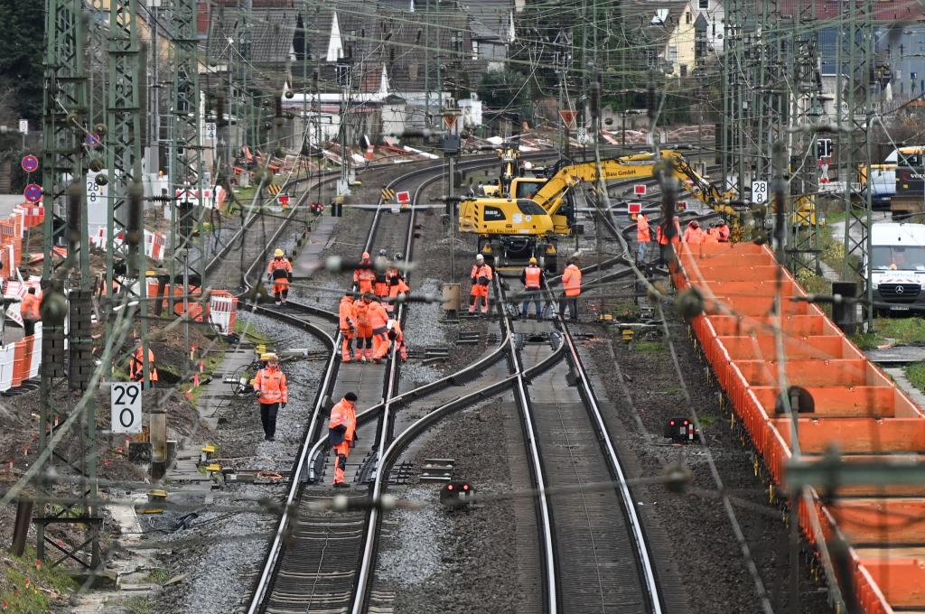 Ab diesem Montag (15. Juli) wird die Bahnstrecke zwischen Mannheim und Frankfurt für Bauarbeiten voll gesperrt (Archivbild). - Foto: Arne Dedert/dpa