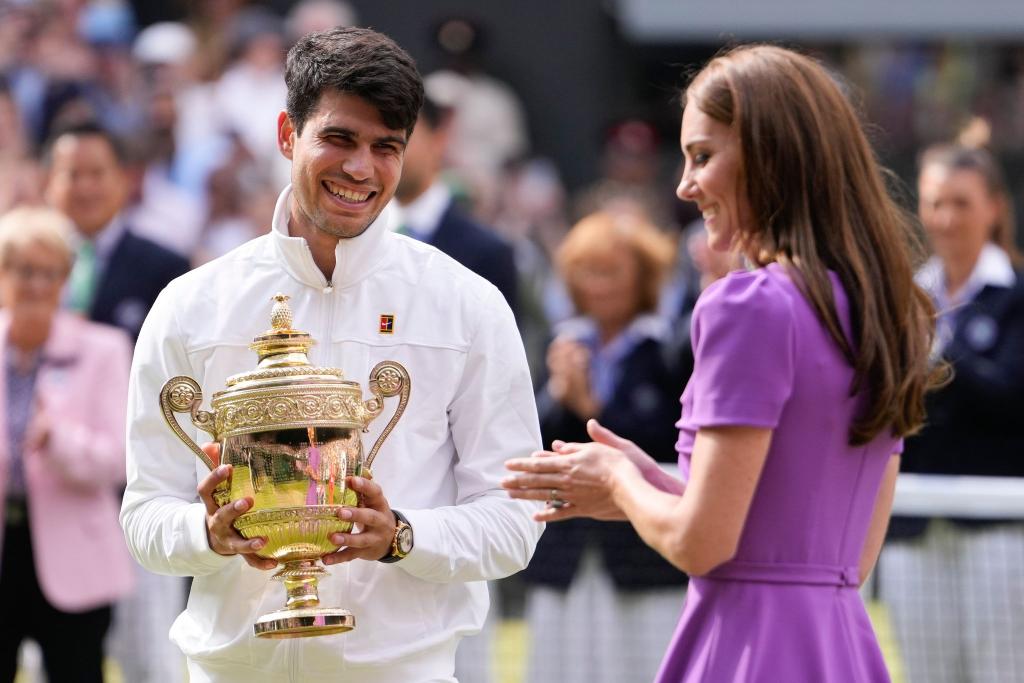 Carlos Alcaraz gewann nach den French Open auch Wimbledon und bekam den Siegerpokal von Prinzessin Kate. - Foto: Alberto Pezzali/AP