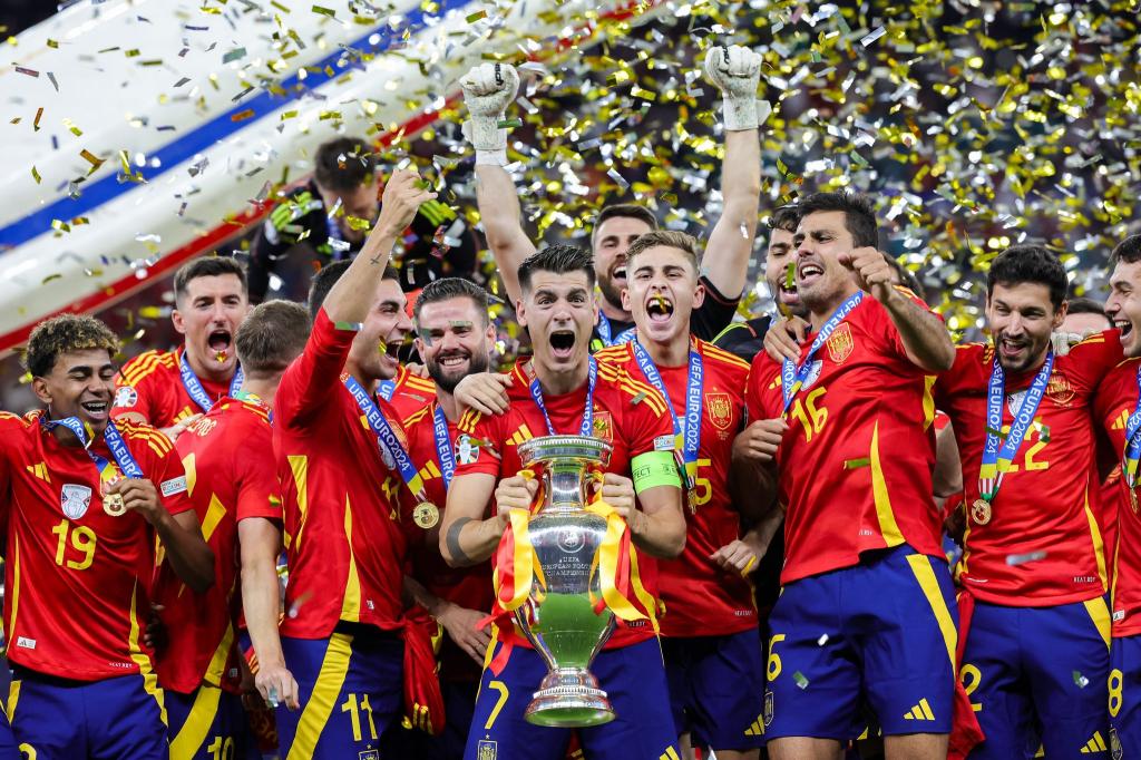 Die spanische Nationalmannschaft krönt sich mit ihrem vierten EM-Titel. - Foto: Christian Charisius/dpa