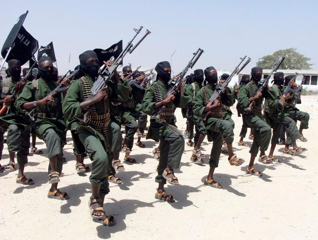 Mitglieder der islamistischen Terrormiliz Al-Shabaab. (Archivbild) - Foto: Farah Abdi Warsameh/AP/dpa