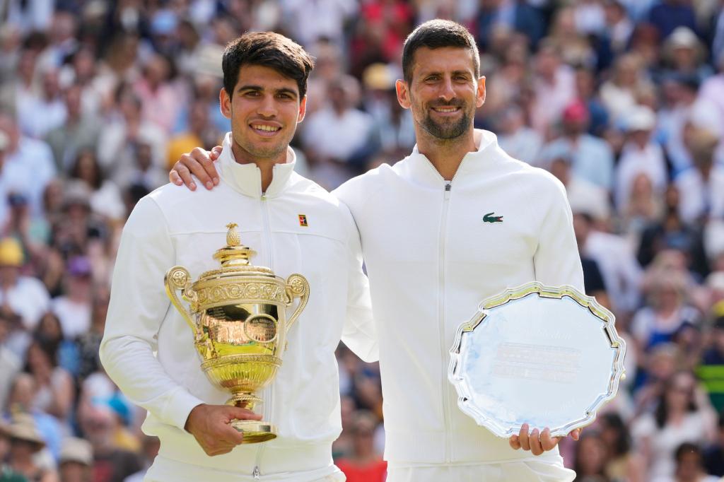 Arm in Arm: Carlos Alcaraz (l) und Novak Djokovic - Foto: Kirsty Wigglesworth/AP