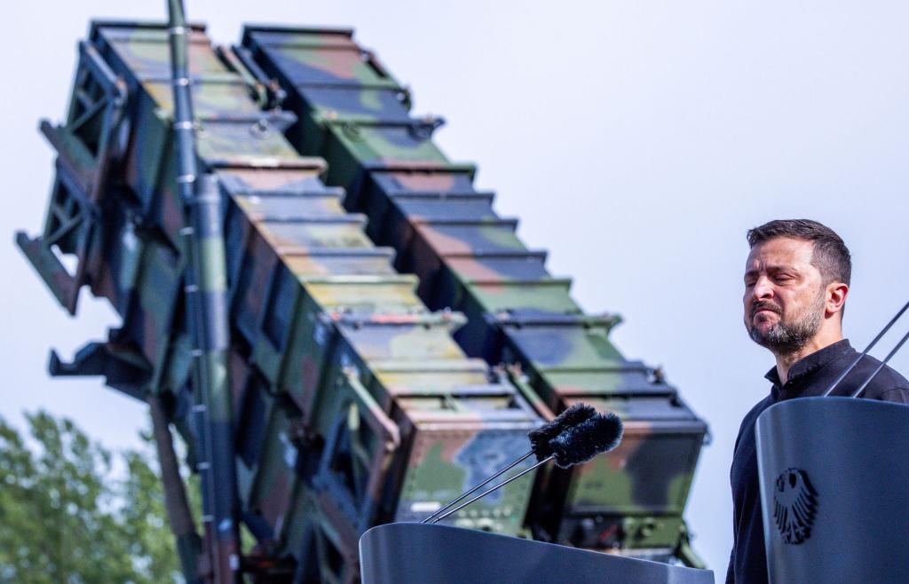 Präsident Selenskyj vor einer Patriot-Startrampe: Er fordert weitere dieser Flugabwehrraketensysteme. (Archivbild) - Foto: Jens Büttner/dpa