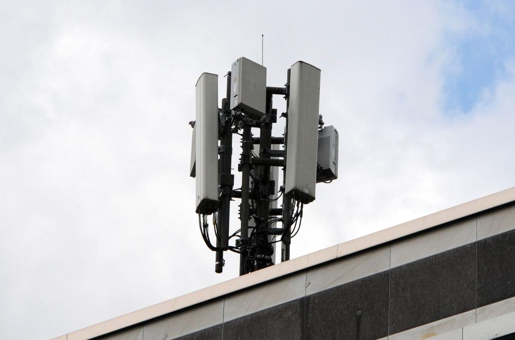 Mobilfunkantennen des Funkstandards 4G (länglich) und 5G (quadratisch) sind auf dem Dach der Bundesnetzagentur an einem kleinen Mast montiert. - Foto: Wolf von Dewitz/dpa