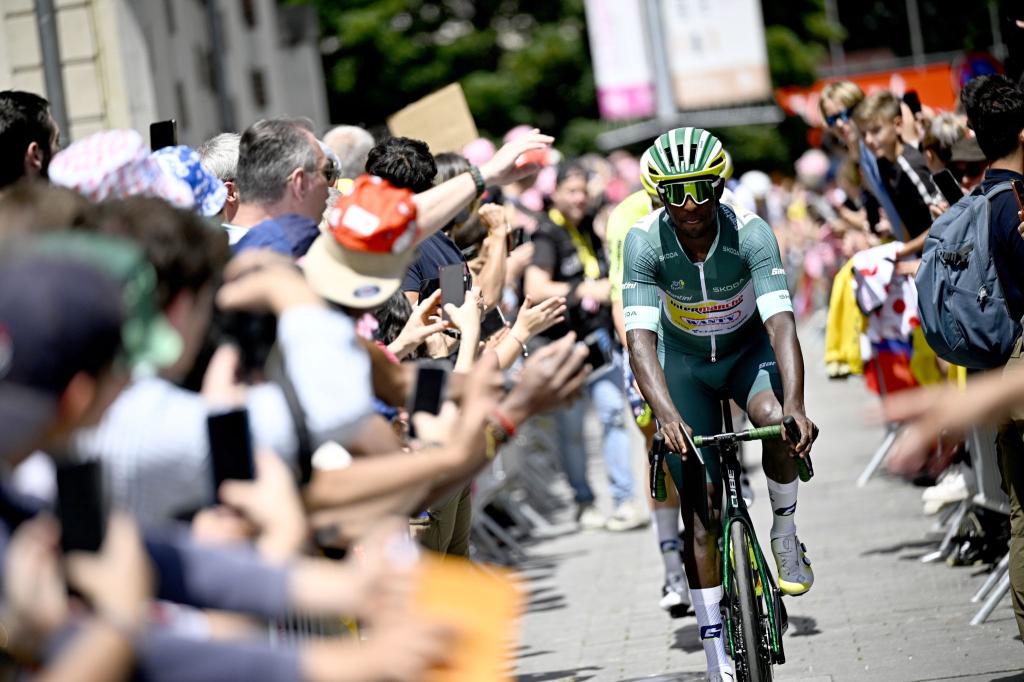 Nach seinem Sturz kann Biniam Girmay die 111. Tour de France fortsetzen. - Foto: Jasper Jacobs/Belga/dpa