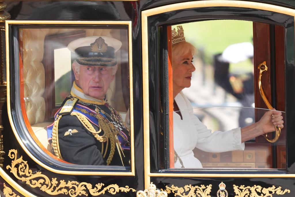Auf dem Weg nach Westminster: König Charles und Königin Camilla von Großbritannien auf dem Weg zur Eröffnung des britischen Parlaments. - Foto: James Manning/PA Wire/dpa