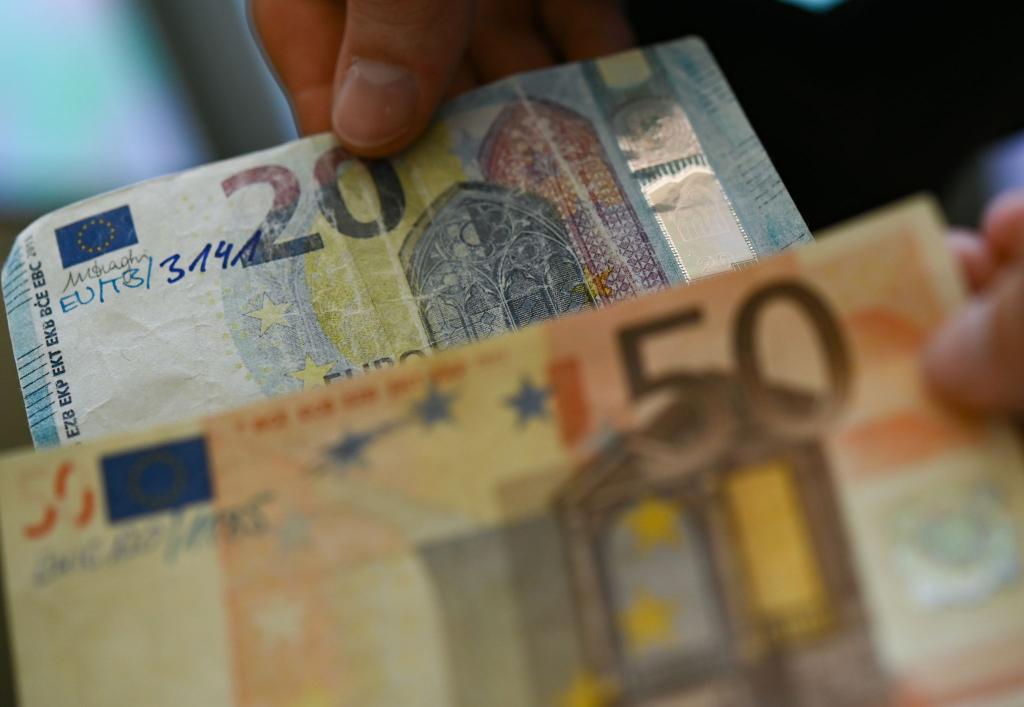 Scheine im Nennwert von 50 und 20 Euro werden am häufigsten gefälscht. (Symbolbild) - Foto: Arne Dedert/dpa