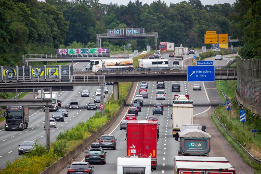 Derzeit sind viele Autobahnen richtig voll, warnt der ADAC. (Archivbild) - Foto: Thomas Banneyer/dpa