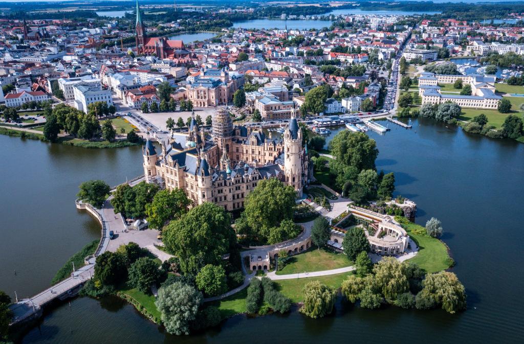 Das Schloss ist das Wahrzeichen von Schwerin. Die einstige Residenz der mecklenburgischen Herzöge soll Weltkulturerbe werden. - Foto: Jens Büttner/dpa