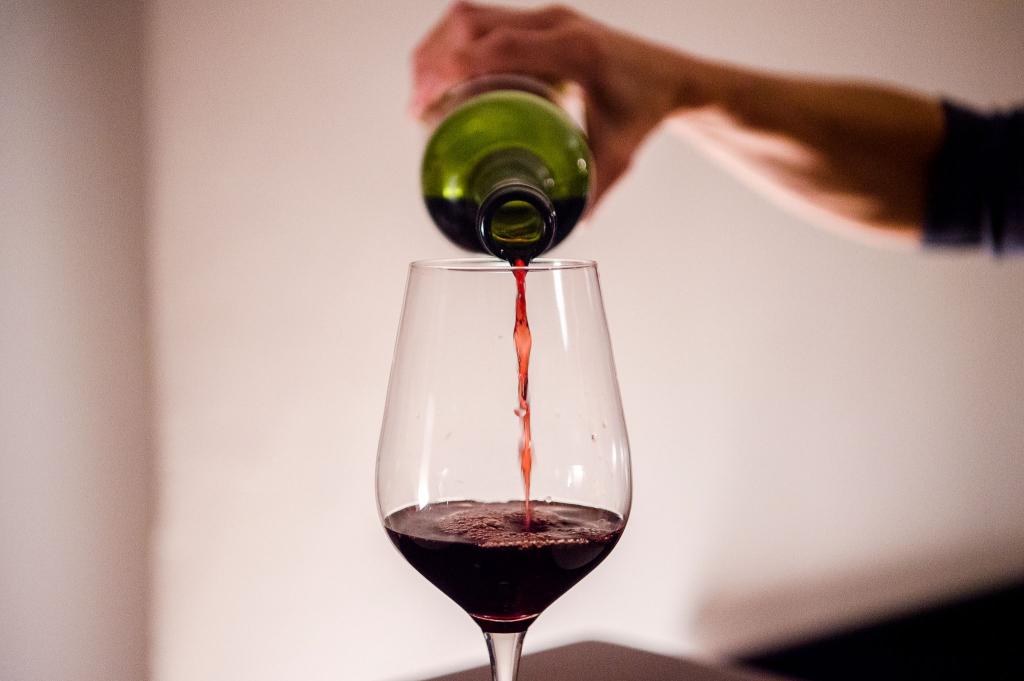 Ein Glas Wein. Alkohol ist einer Studie zufolge auch in geringer Menge nicht gesund. - Foto: Finn Winkler/dpa