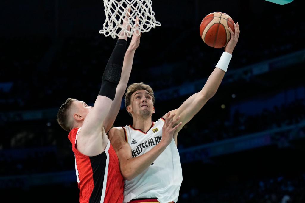 Deutschlands Basketballer starten mit Sieg in Olympia. - Foto: Mark J. Terrill/AP/dpa