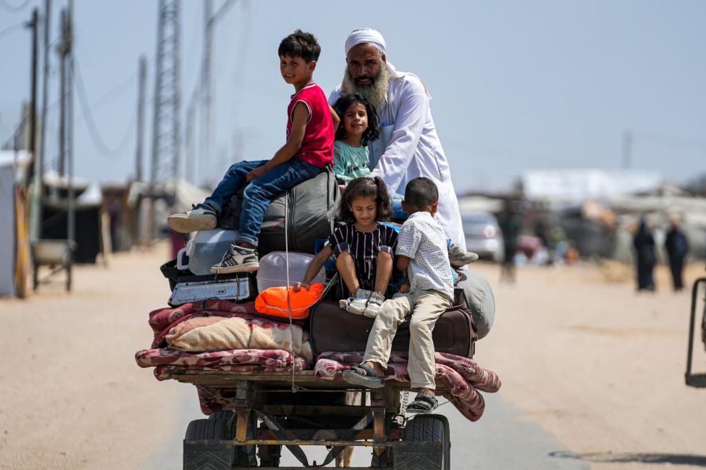 Palästinenser sind innerhalb des Gazastreifens auf der Flucht. Eine Waffenruhe könnte ihr Los lindern. - Foto: Abdel Kareem Hana/AP/dpa