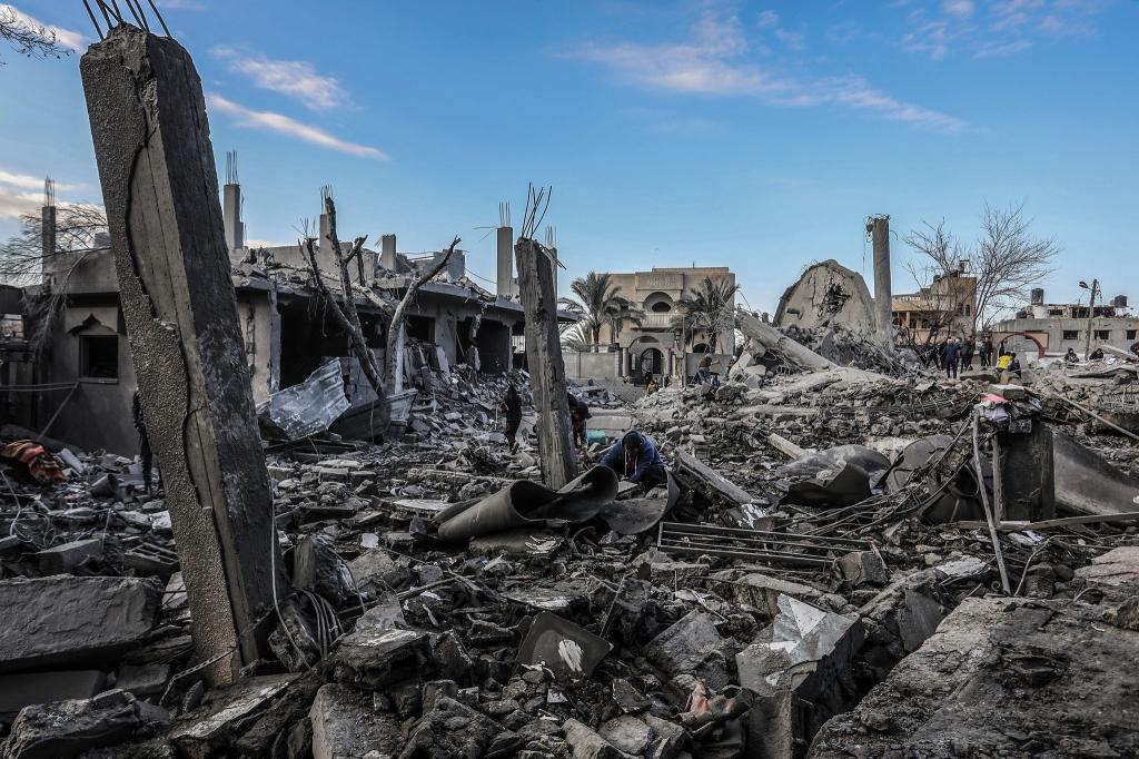 Angriffe auf Wohnhäuser mit Zivilisten sind nach den Genfer Konventionen verboten. Menschen als - Foto: Abed Rahim Khatib/dpa