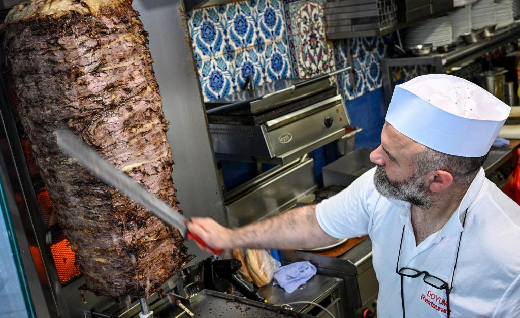 Um den Spieß geht's: Nach dem Willen eines türkischen Verbands soll die Dönerherstellung künftig klar reglementiert werden. (Archivbild) - Foto: Jens Kalaene/dpa