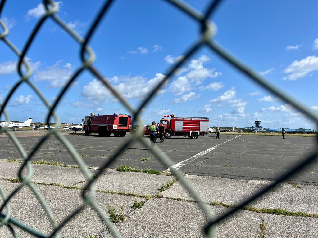 Auf dem Flughafen Sylt haben sich zwei Klima-Demonstratinnen der Letzten Generation kurzzeitig auf dem Rollfeld festgeklebt. - Foto: Lea Sarah Albert/dpa