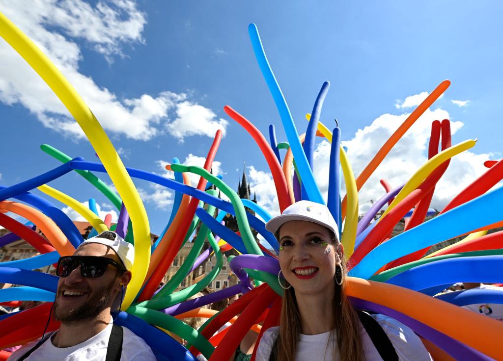 Bunt und fröhlich präsentierte sich die queere Szene in Prag. - Foto: Krumphanzl Michal/CTK/dpa