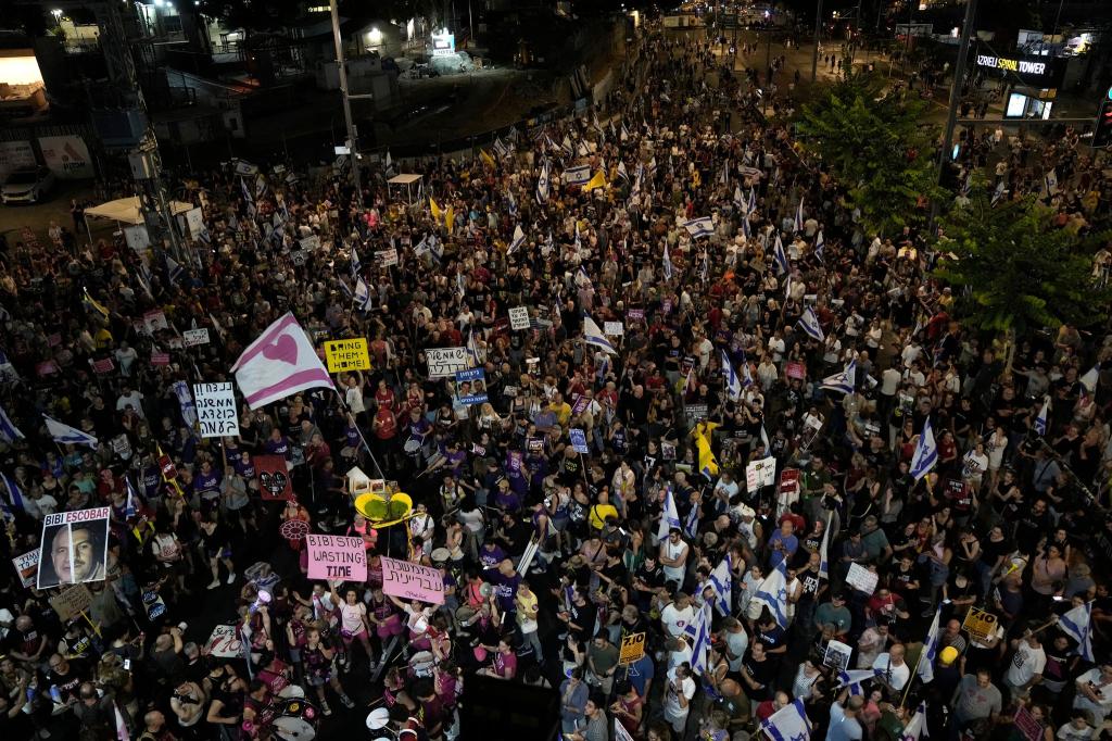 Tausende demonstieren in Israel für ein Abkommen zur Freilassung der Geiseln. - Foto: Mahmoud Illean/AP/dpa