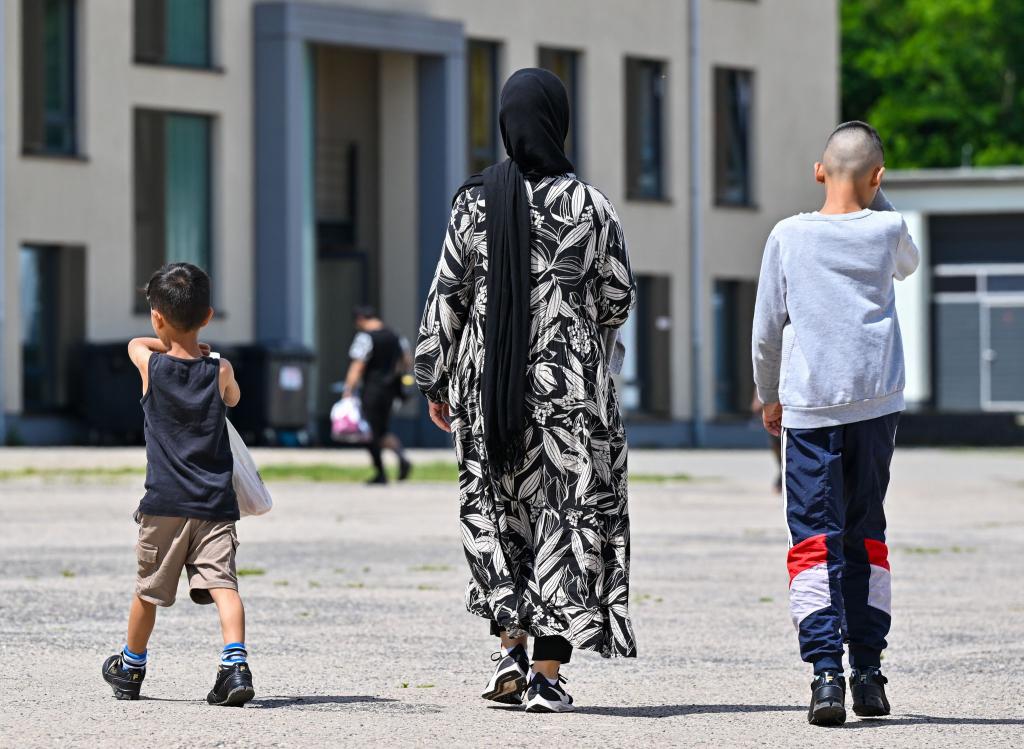 Die Polizei hat im ersten Halbjahr mehr als 500 Angriffe auf Flüchtlinge verzeichnet. (Archivbild) - Foto: Patrick Pleul/dpa