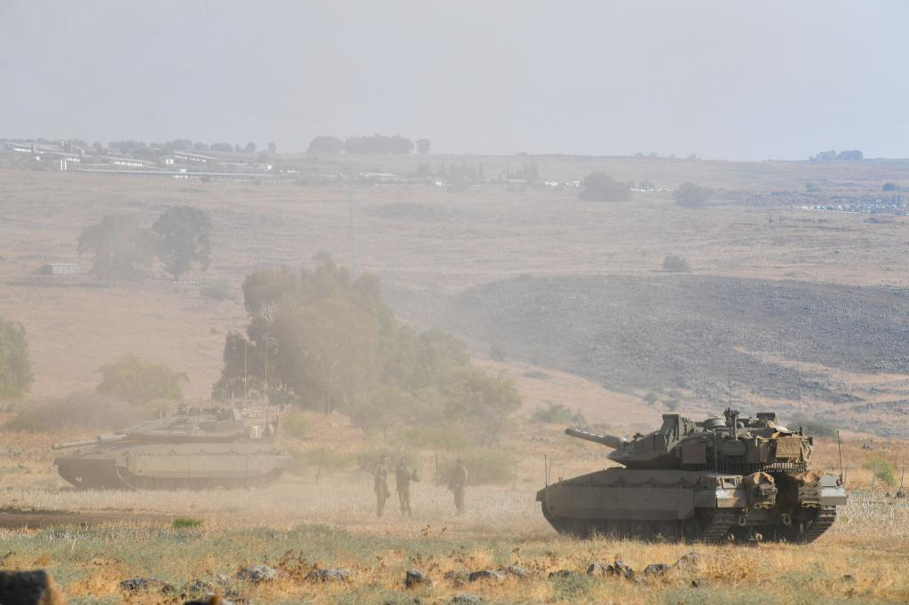 Beschuss geht weiter: ein israelischer Panzer nahe der Grenze zum Libanon. (Symbolbild) - Foto: Gil Eliyahu/JINI/XinHua/dpa