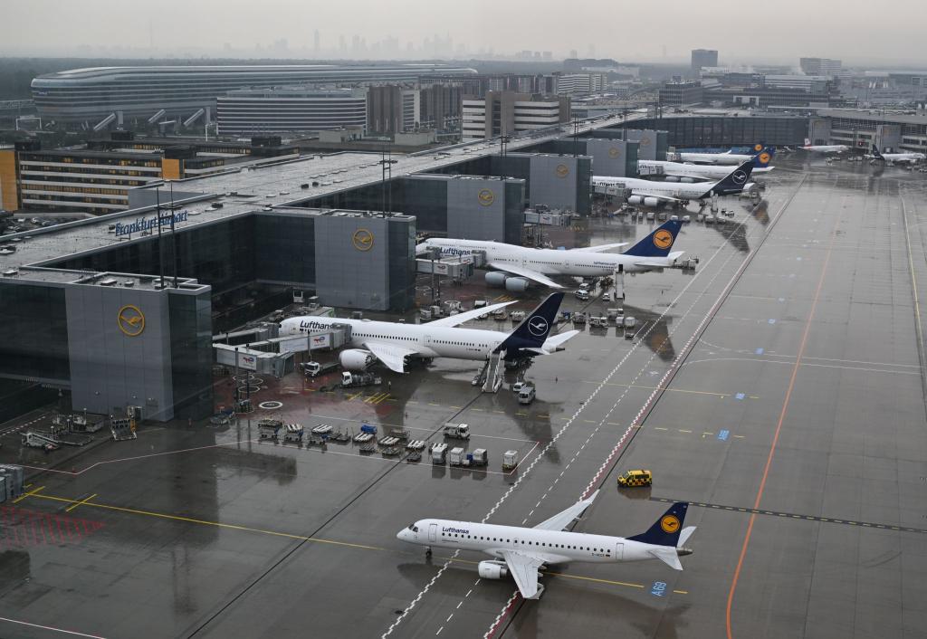 Lufthansa streicht weitere Flüge nach Nahost. (Archivbild) - Foto: Arne Dedert/dpa