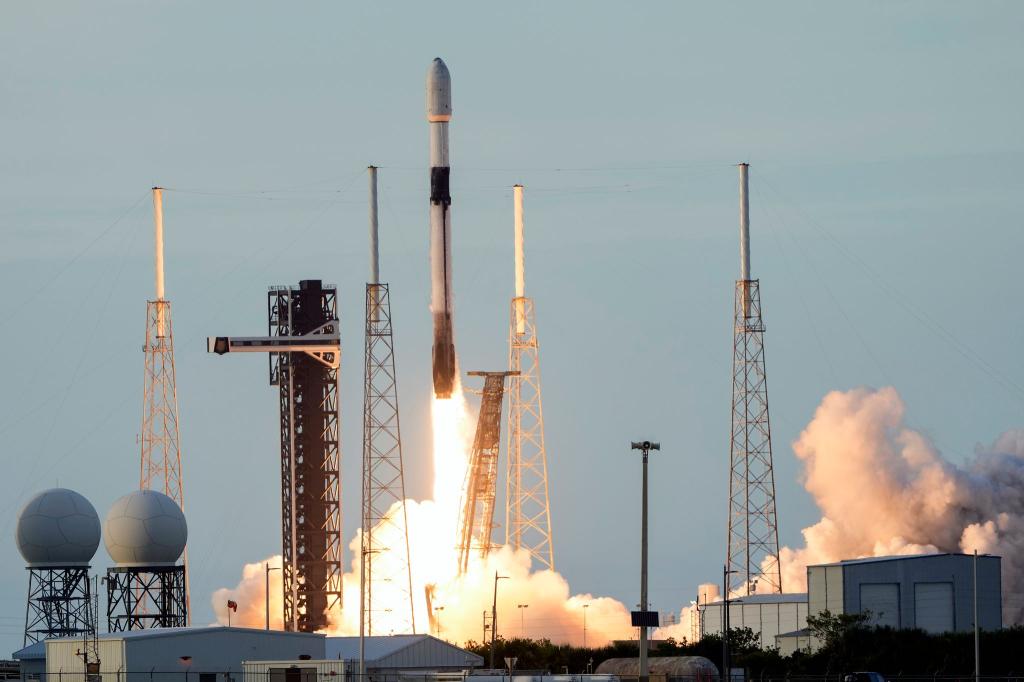 An Bord so einer Falcon-9-Rakete soll die Deutsche Rabea Rogge ins Weltall starten. - Foto: John Raoux/AP/dpa